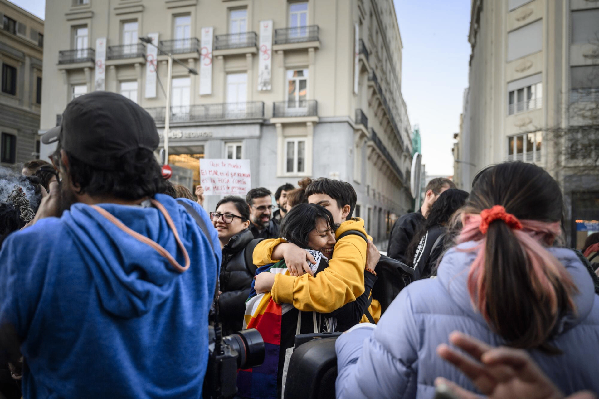 Personas abrazándose en una concentración en la calle